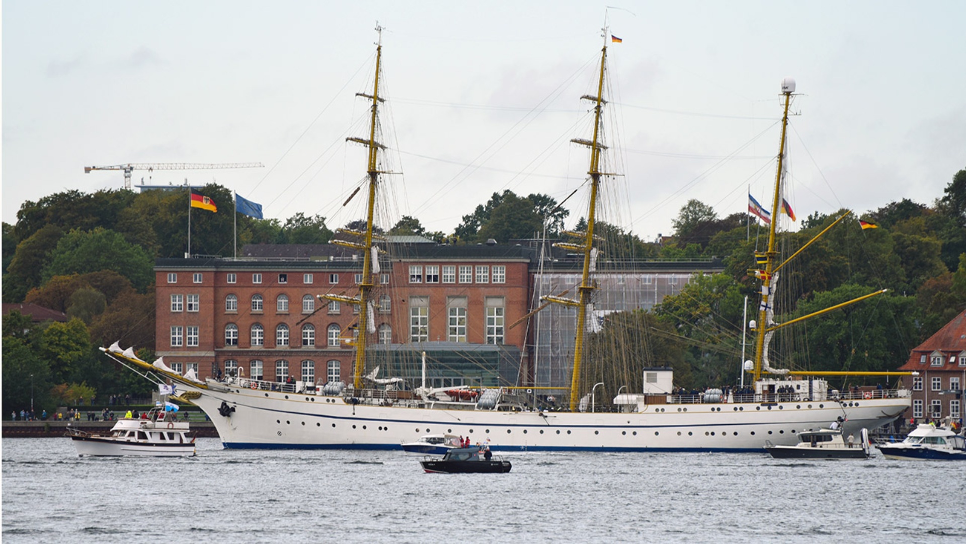 Die "Gorch Fock" passiert das Kieler Landeshaus.