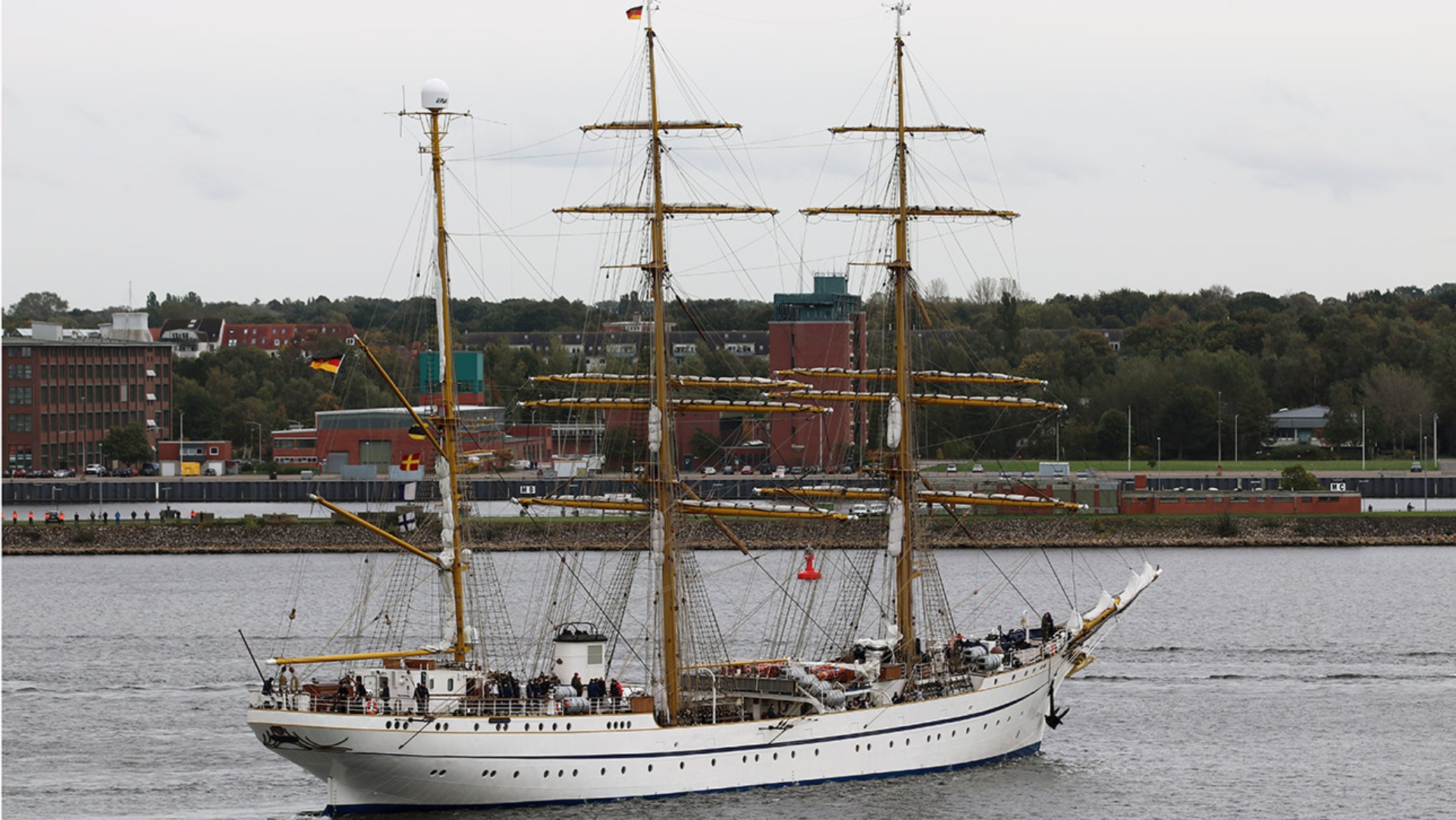 Die "Gorch Fock" wendet auf der Kieler Förde vor dem Landtag.Landtag. 