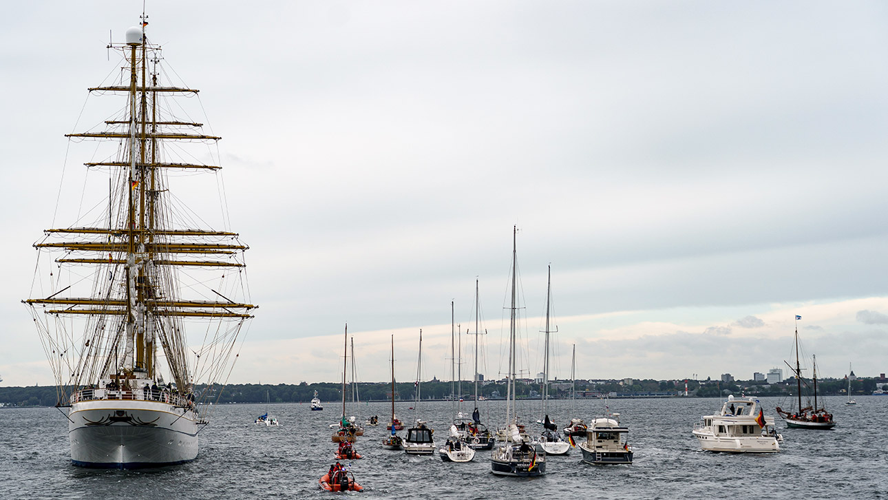 Vom Landtag aus nimmt die "Gorch Fock" Kurs auf ihren Heimathafen bei der Marine.