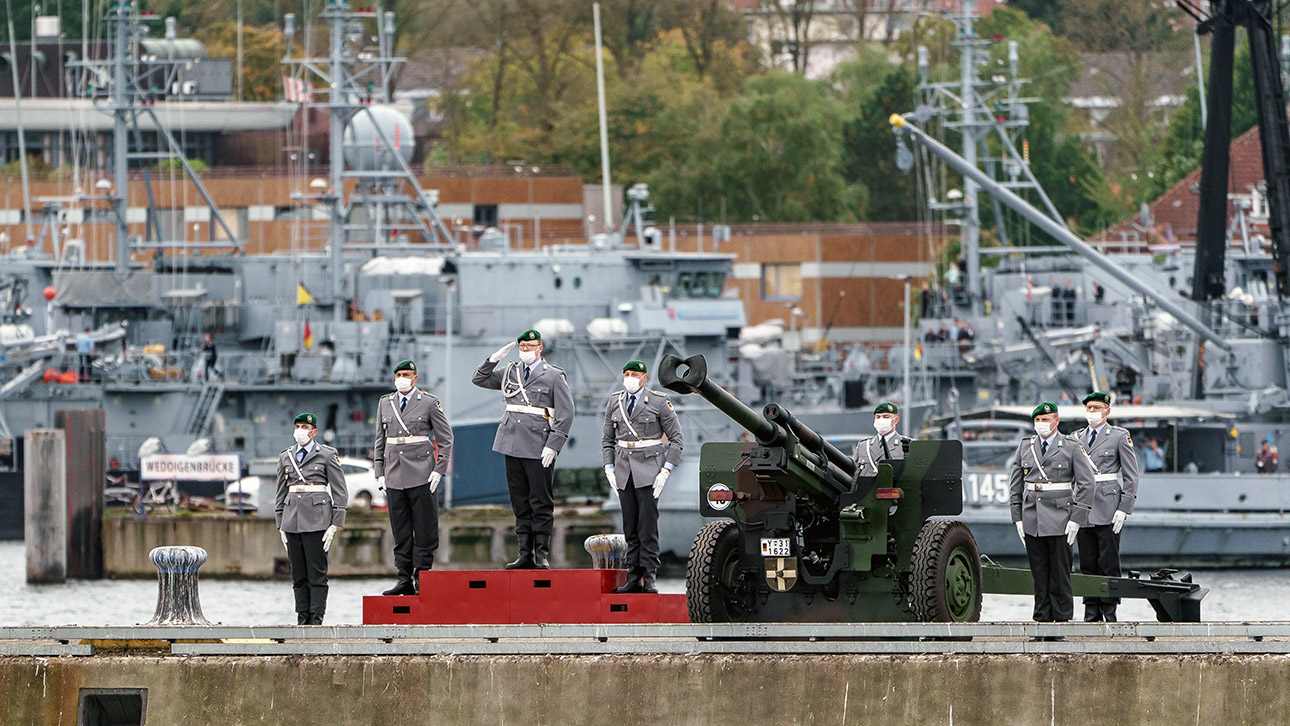 Soldaten einer Ehrenformation salutieren dem Segelschulschiff "Gorch Fock" auf einer Mole im Marinehafen.