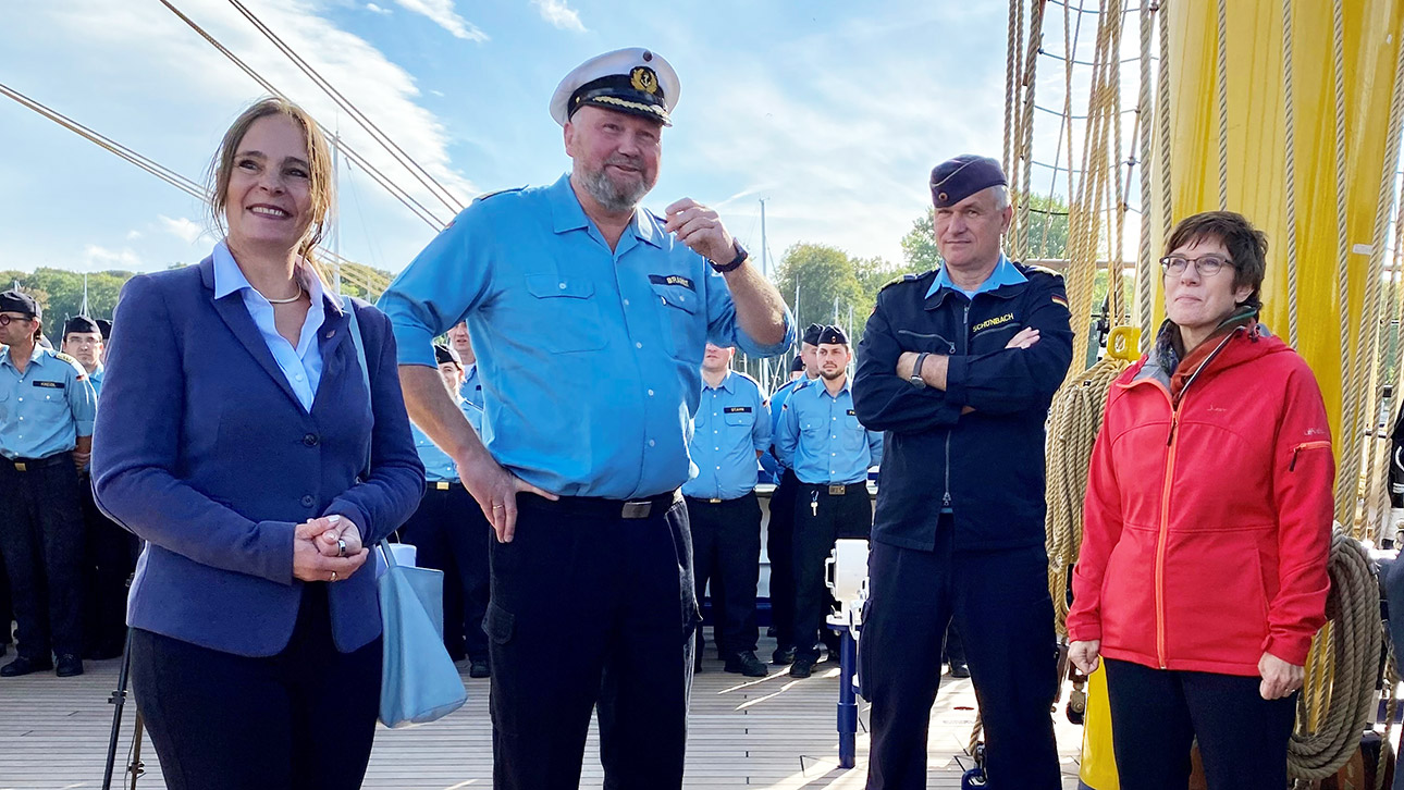 "Gipfeltreffen" an Bord (v. l.): Landtagsvizepräsidentin Annabell Krämer, "Gorch Fock"-Kommandant Nils Brandt, Inspekteur der Marine, Vizeadmiral Kay-Achim Schönbach, Bundesverteidigungsministerin Annegret Kramp-Karrenbauer.