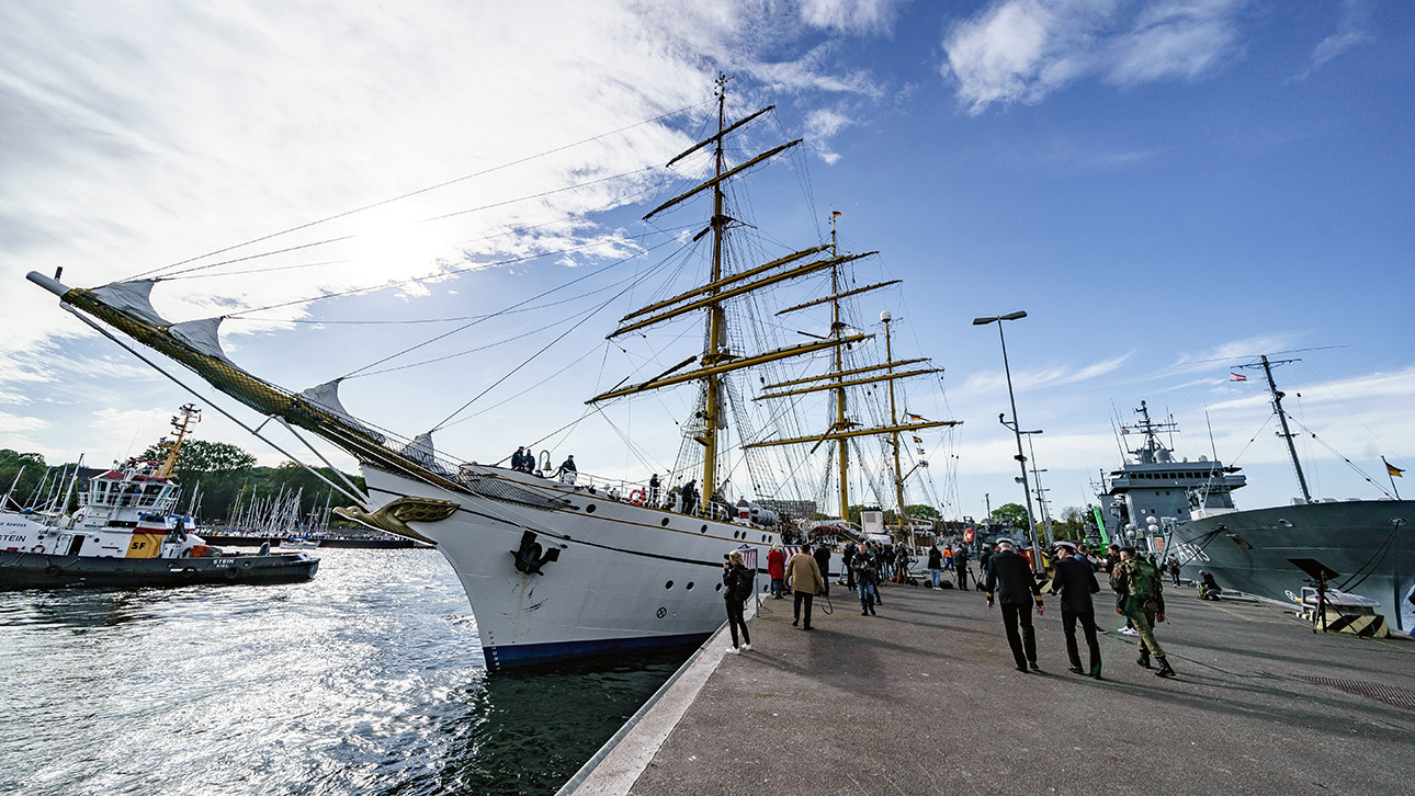 Wieder daheim: Das Segelschulschiff "Gorch Fock" liegt an der gleichnamigen Mole im Kieler Marinehafen. 