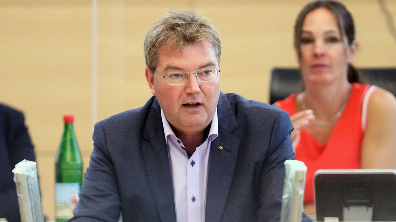 Der Vorsitzende des SSW im Landtag, Lars Harms, hält eine Rede im Plenarsaal des Schleswig-Holsteinischen Landtages.