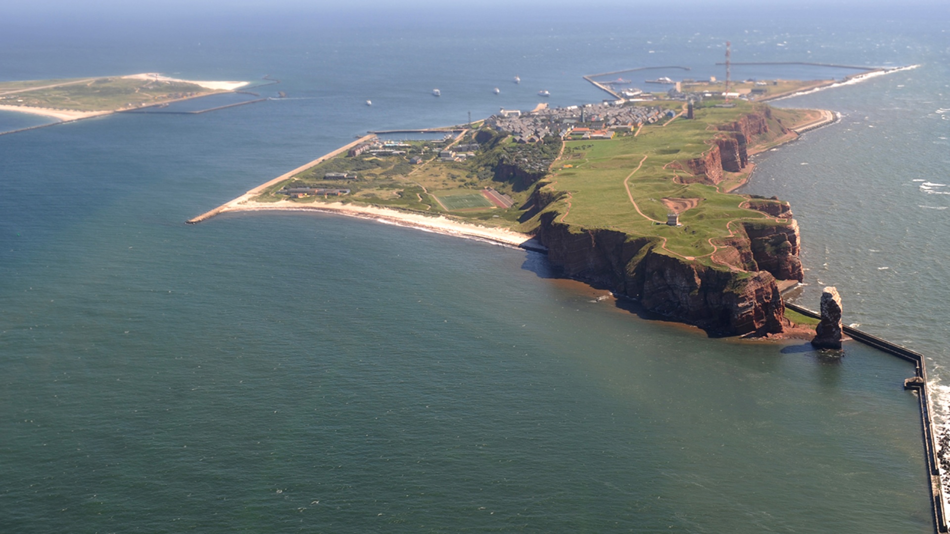 Die Hochseeinsel Helgoland ist aus einem Flugzeug heraus zu sehen.