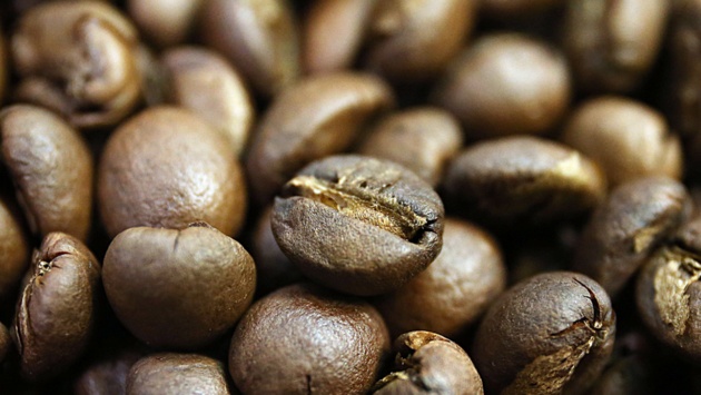 Kaffeebohnen liegen in einer Schale.
