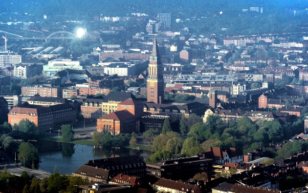 Blick aus dem Flugzeug auf die Kieler Innenstadt und das Rathaus.