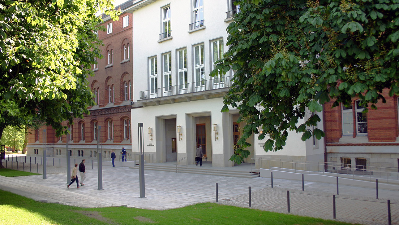 Blick auf den Eingang in das Kieler Landeshaus in Kiel bei Sonnenschein.