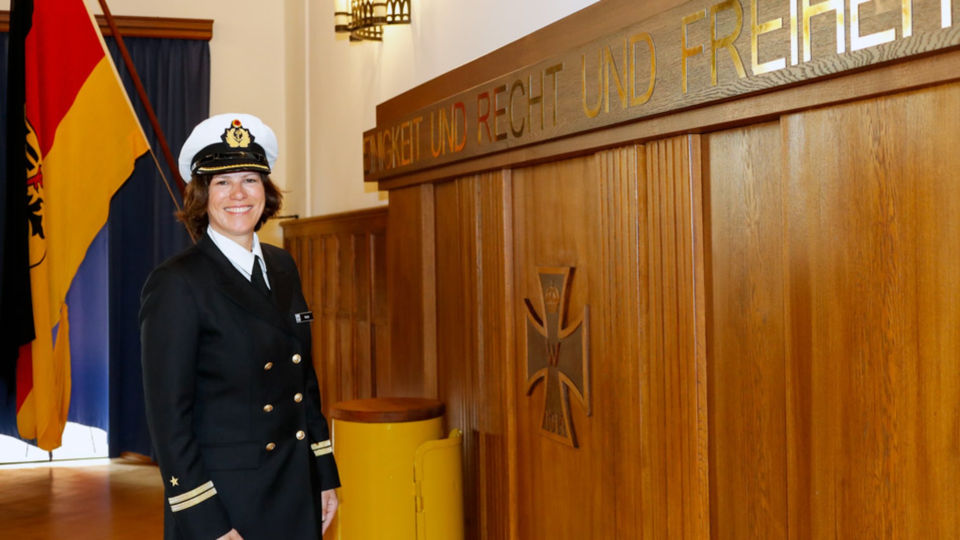 Landtagpräsidentin Kristina Herbst in der Uniform eines Oberleutnants der Reserve