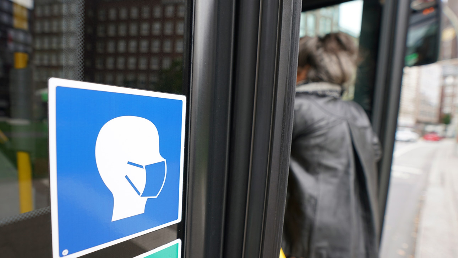 Ein Aufkleber an einem Linienbus weist auf die Maskenpflicht im öffentlichen Personennahverkehr hin.