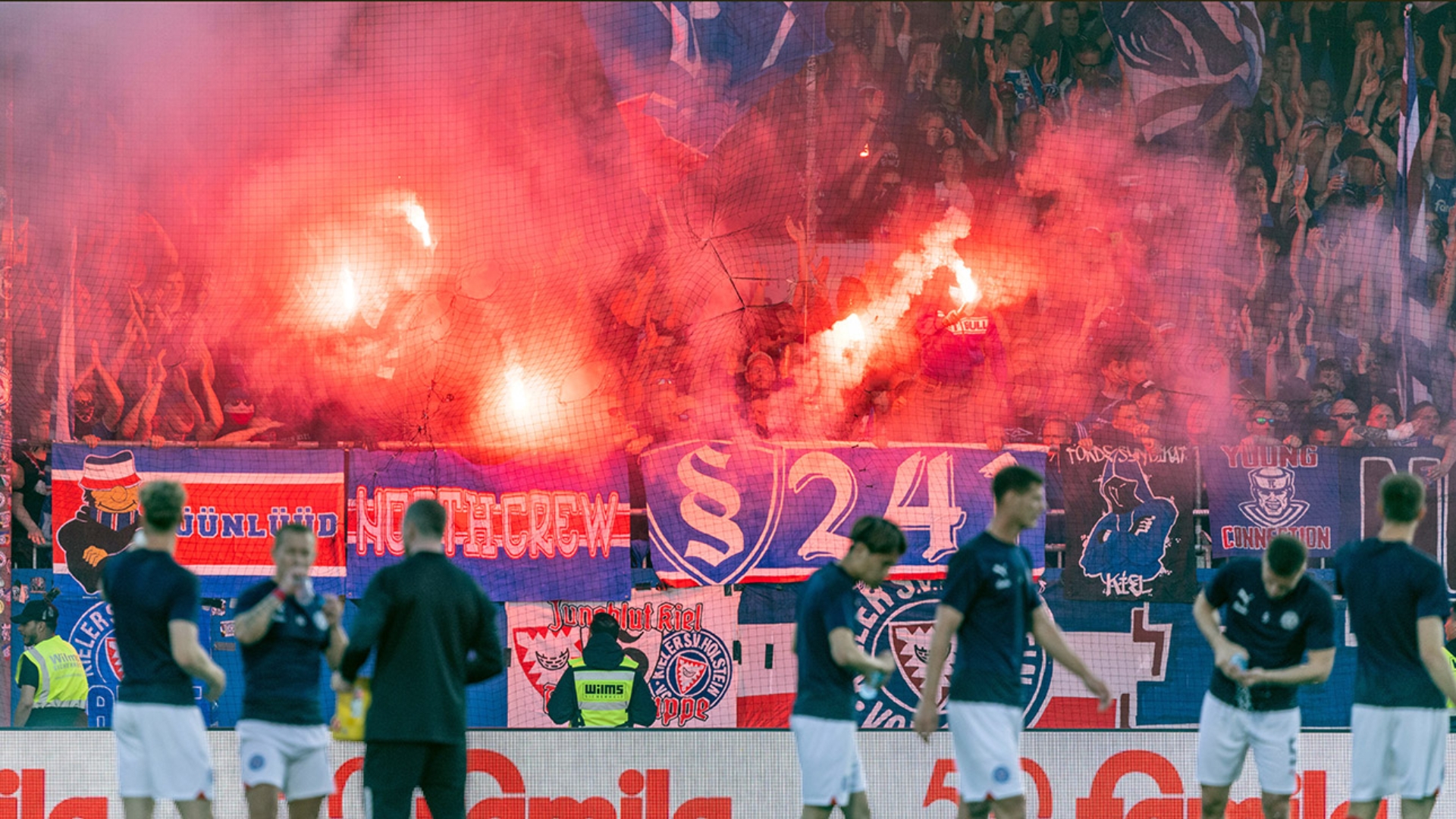 Kieler Fans brennen Pyrotechnik vor dem Anpfiff des Zweitbundesligaspiels Holstein Kiel gegen Fortuna Düsseldorf ab