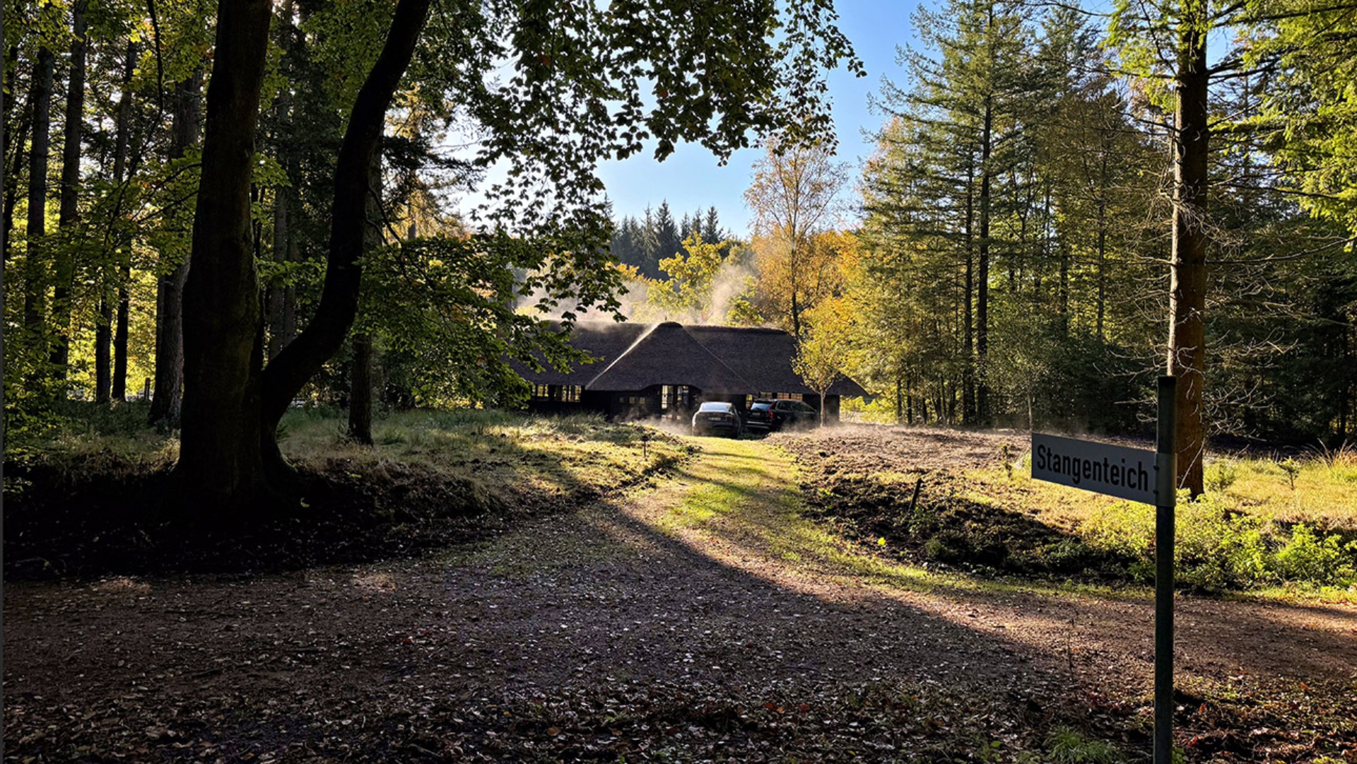 Blick auf ein vermeintliches Büro-Gebäude im Sachsenwald, das im Herbst vergangenen Jahres im Zusammenhang mit dem Vorwurf einer "Steueroase" in die Schlagzeilen geraten war. 