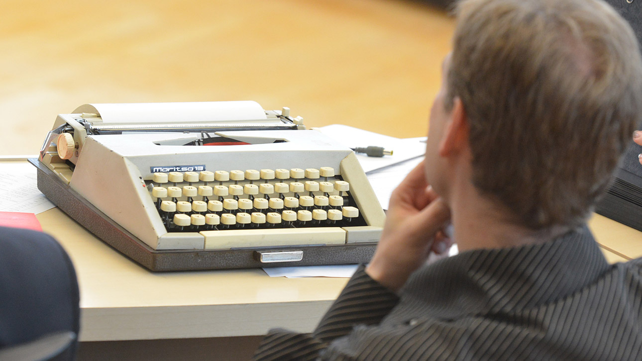 Pirat Patrick Breyer mit einer Schreibmaschine im Plenarsaal, 2012