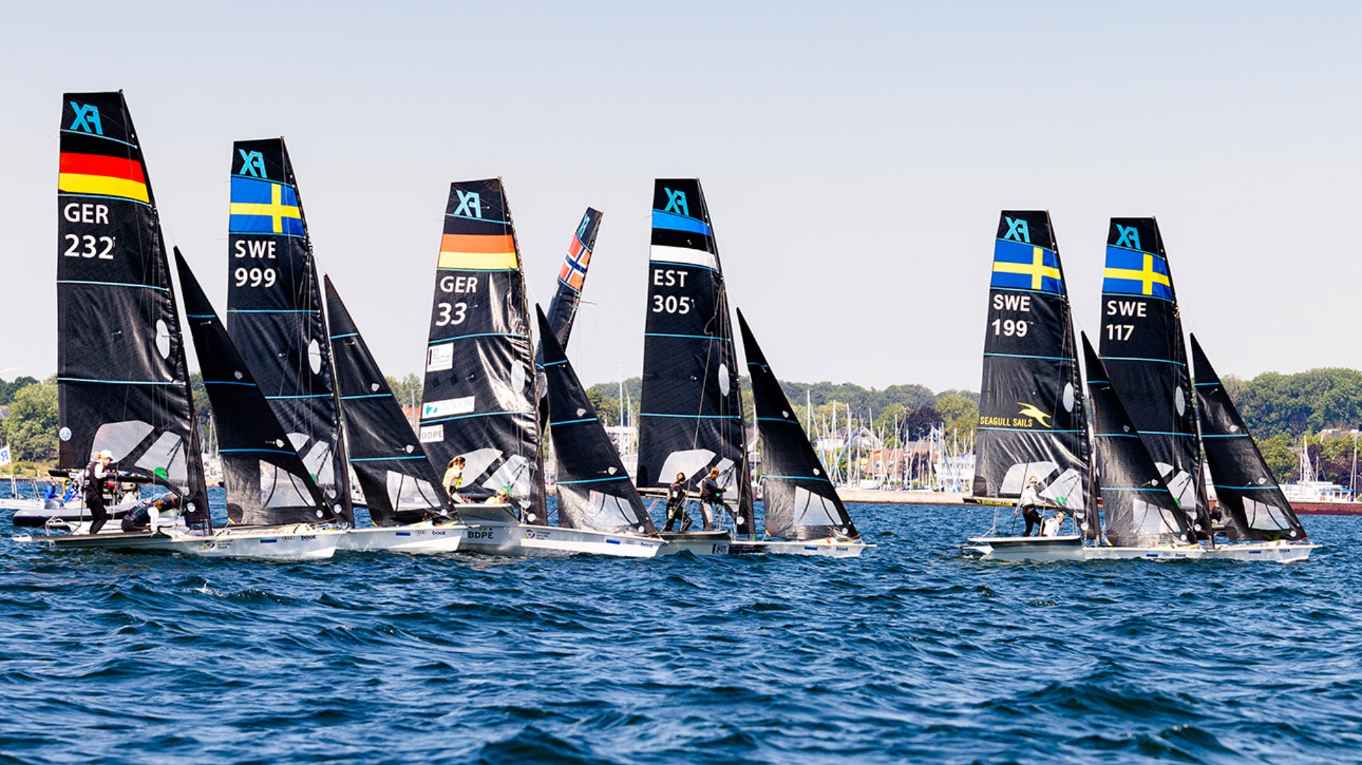 Boote der Segelklasse 49er FX positionieren sich an der Startlinie. Bei der Kieler Woche fanden die Medal Races in den olympischen Klassen statt.