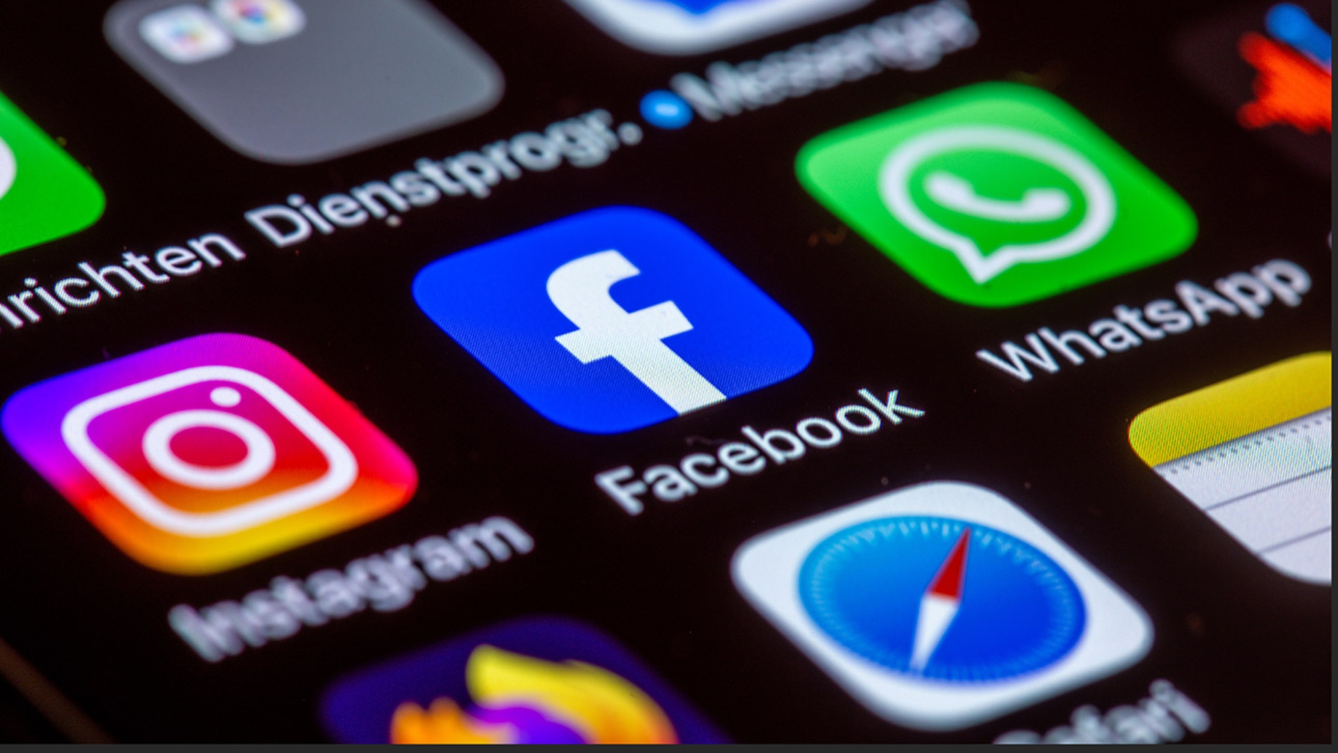  Die Apps Instagram, Facebook und WhatsApp sind auf dem Display eines Smartphones zu sehen