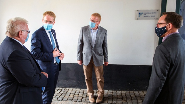 Landtagspräsident Klaus Schlie und Daniel Günther (CDU), Ministerpräsident Schleswig-Holstein, begrüßen Joergen Kühl, Honorarprofessor an der Europa-Universität Flensburg, und Vello Pettai, Direktor des European Centre for Minority Issues in Flensburg, während eines eine Besuches im Rahmen der Sommerreise des Ministerpräsidenten entlang der dänisch-deutschen-Grenze im European Centre for Minority Issues Flensburg.
