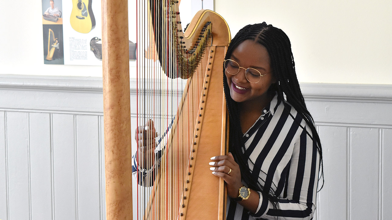 Die Grünen-Abgeordnete Aminata Toure spielt Harfe.