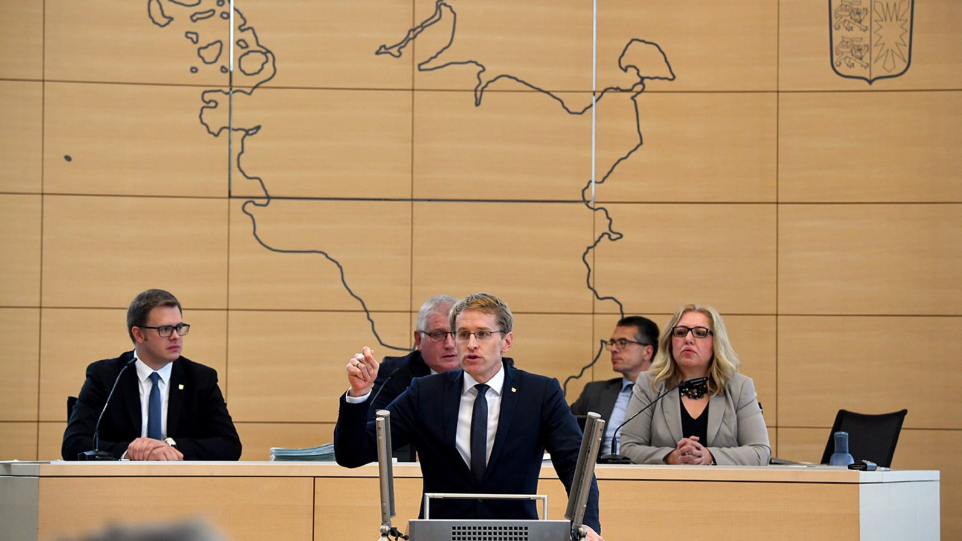 Ministerpräsident Daniel Günther hält am Rednerpult im Plenarsaal eine Regierungserklärung.