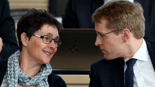Daniel Günther (CDU), Ministerpräsident von Schleswig-Holstein, spricht bei der Landtagssitzung mit Monika Heinold (Bündnis90/Die Grünen), Finanzministerin von Schleswig-Holstein.