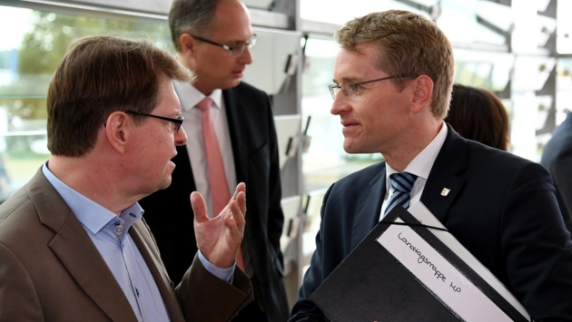 SPD-Mann Ralf Stegner und Ministerpräsident Daniel Günther von der CDU unterhalten sich.