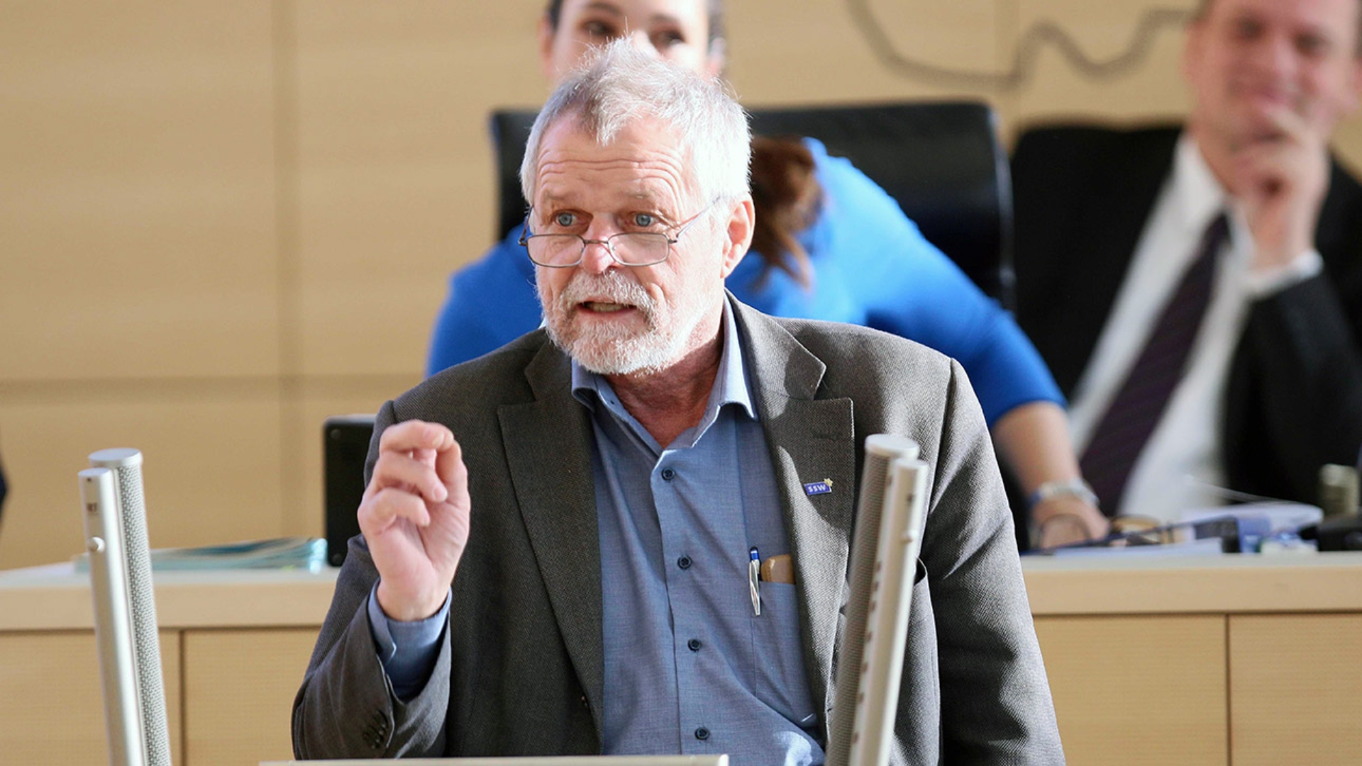 Der SSW-Abgeordnete Flemming Meyer hält eine Rede im Plenarsaal.