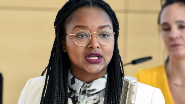 Die Grünen-Abgeordnete Aminata Touré hält eine Rede im Plenarsaal.