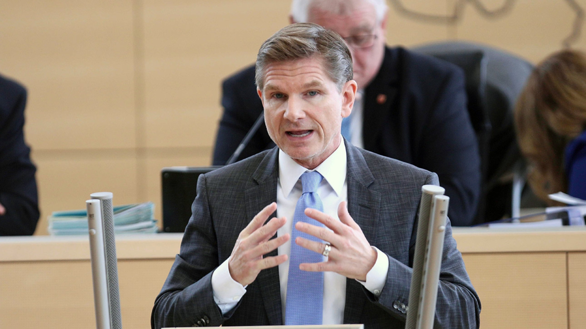 Sozialminister Heiner Garg hält eine Rede im Plenarsaal des Landtages.