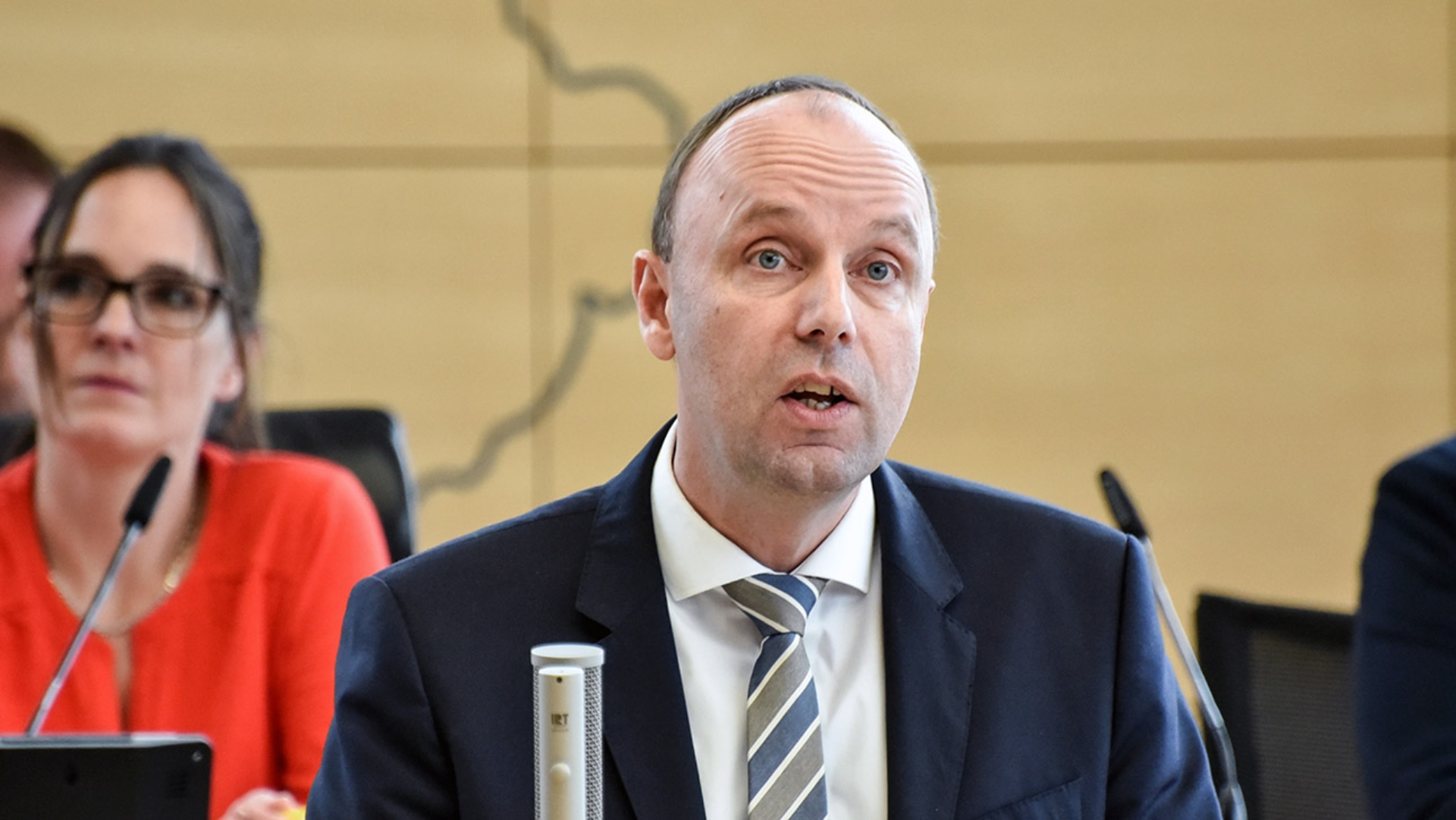 Der CDU-Abgeordnete Andreas Hein hält eine Rede im Plenarsaal.