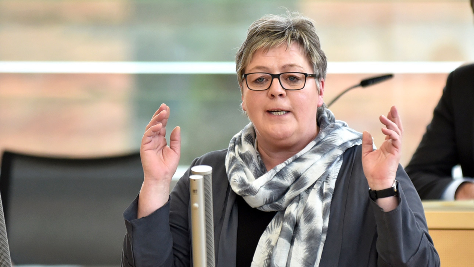 Die SPD-Abgeordnete Birte Pauls hält eine Rede im Plenarsaal.