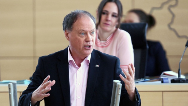 Der Grünen-Abgeordnete Andreas Tietze hält eine Rede im Plenarsaal.