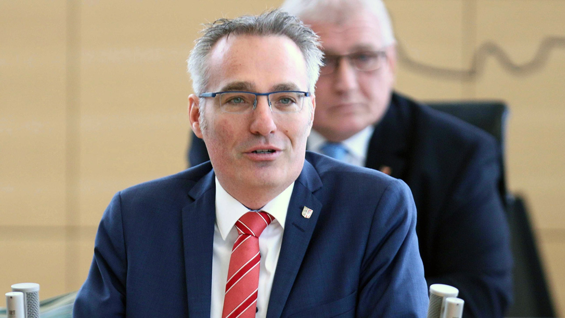 Der CDU-Abgeordnete Tim Brockmann hält eine Rede im Plenarsaal.