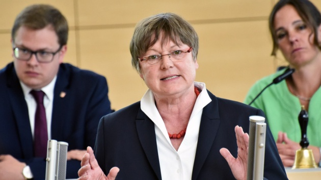Die SPD-Angeordnete Kirsten Eickhoff-Weber hält eine Rede im Plenarsaal.