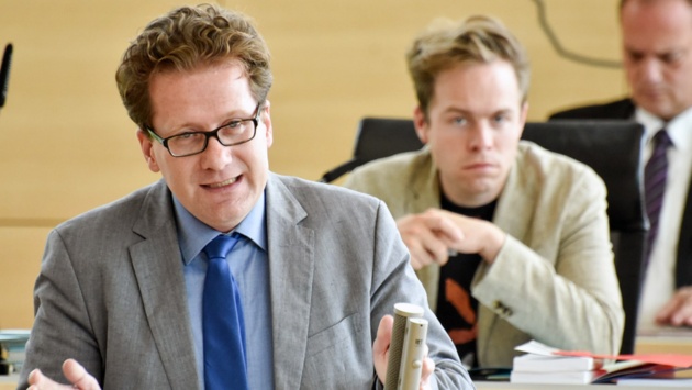 Der SPD-Abgeordnete Martin Habersaat hält eine Rede im Plenarsaal. 