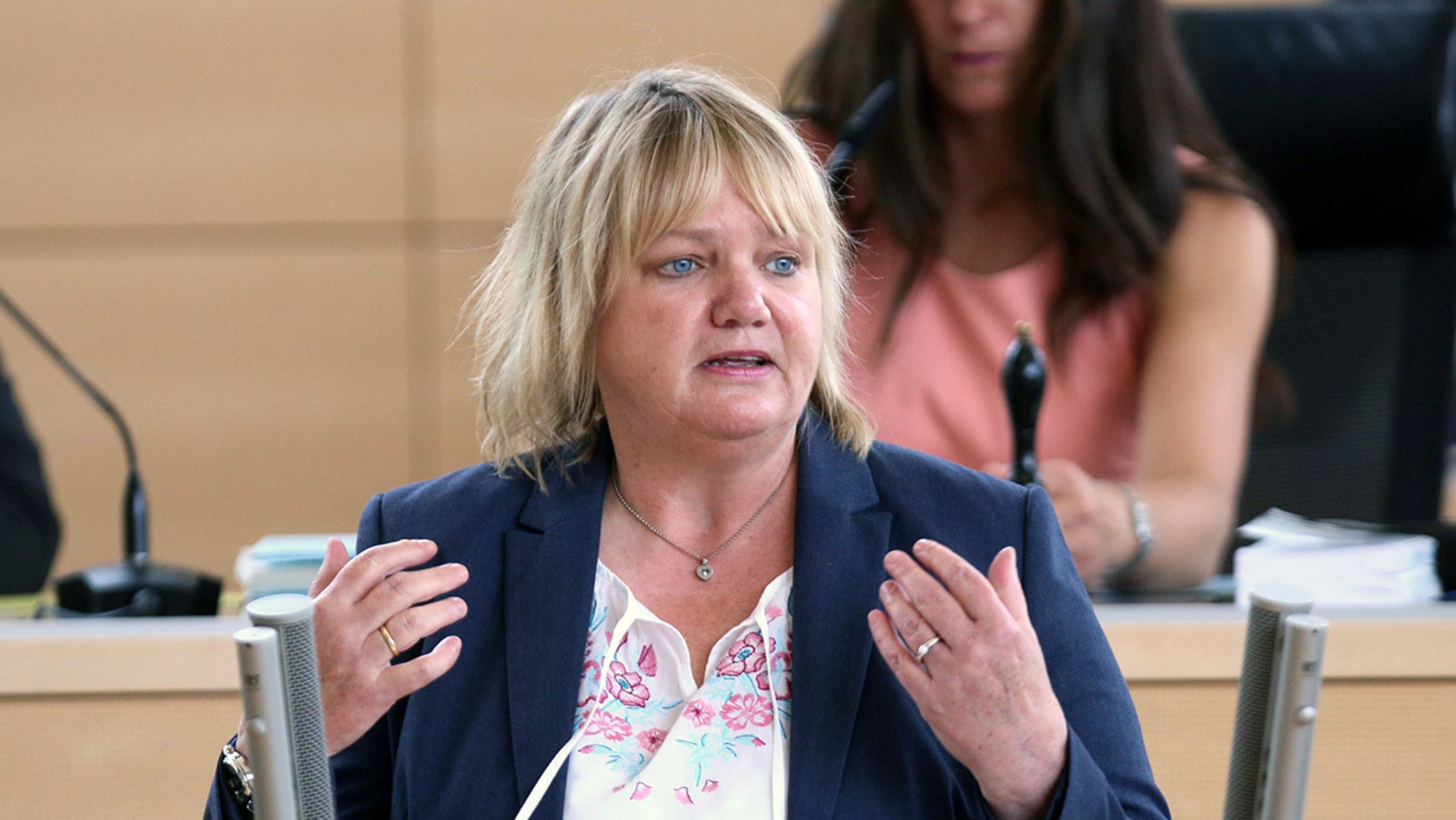 Die CDU-Abgeordnete Katja Rathje-Hoffmann hält eine Rede im Plenarsaal.