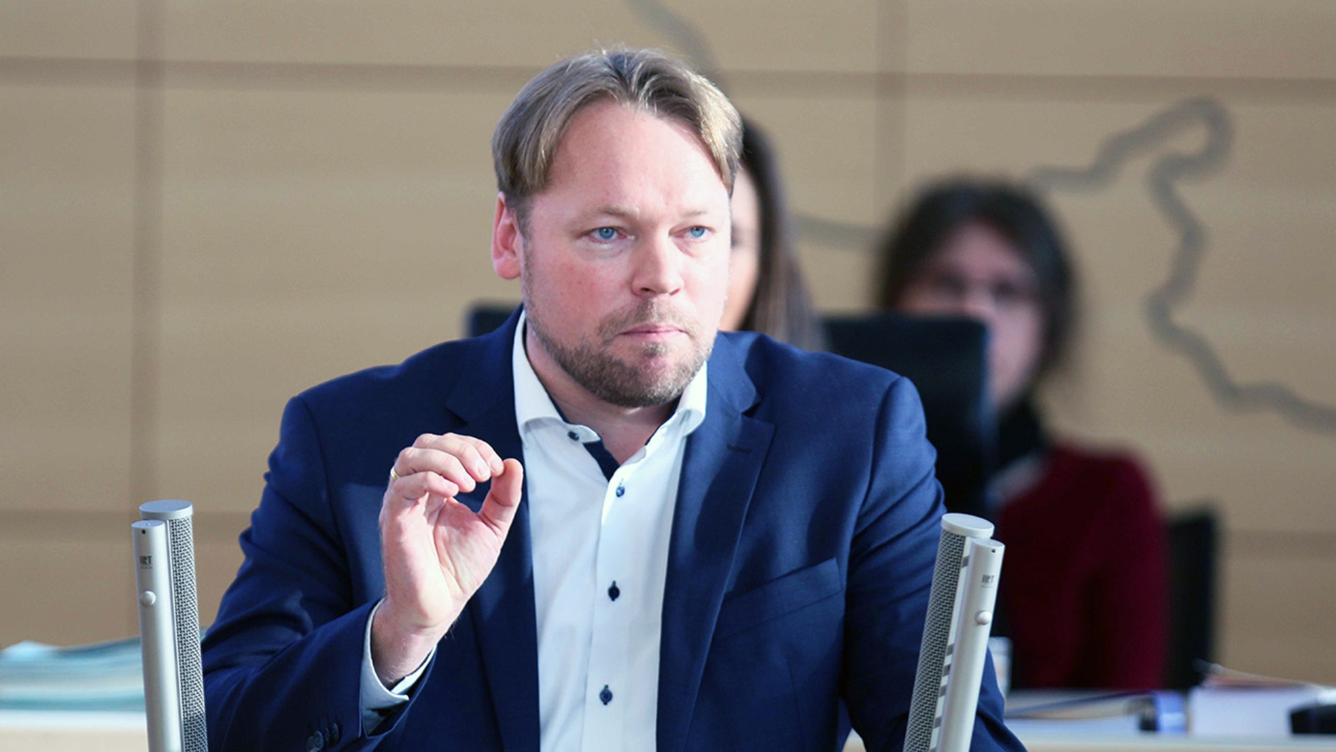 Der FDP-Abgeordnete Oliver Kumbartzky hält eine Rede im Plenarsaal.