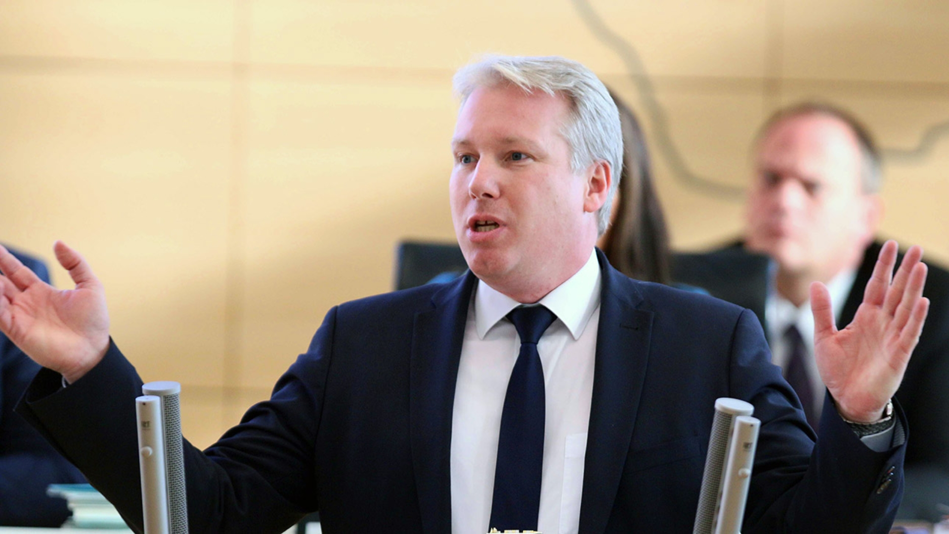 Der AfD-Fraktionsvorsitzende Jörg Nobis hält eine Rede im Plenarsaaal.