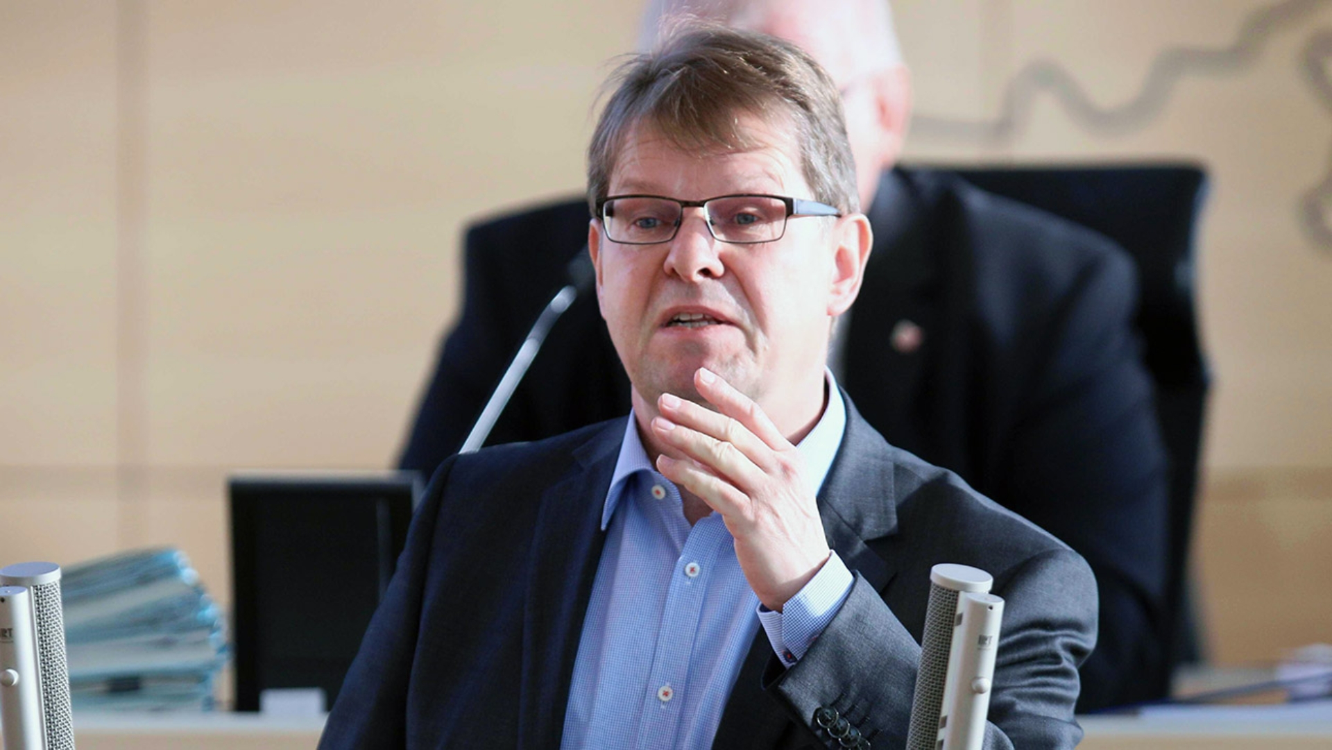 Der SPD-Fraktionsvorsitzende Ralf Stegner hält eine Rede im Plenarsaal.