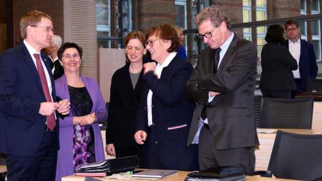 Vor der Beratung stehen Ministerpräsident Günther, Finanzministerin Heinold, Bildungsministerin Prien, Europaministerin Sütterlin-Waack und Wirtschaftsminister Buchholz beisammen. Hinten im Bild ist Oppositionsführer Stegner zu sehen.