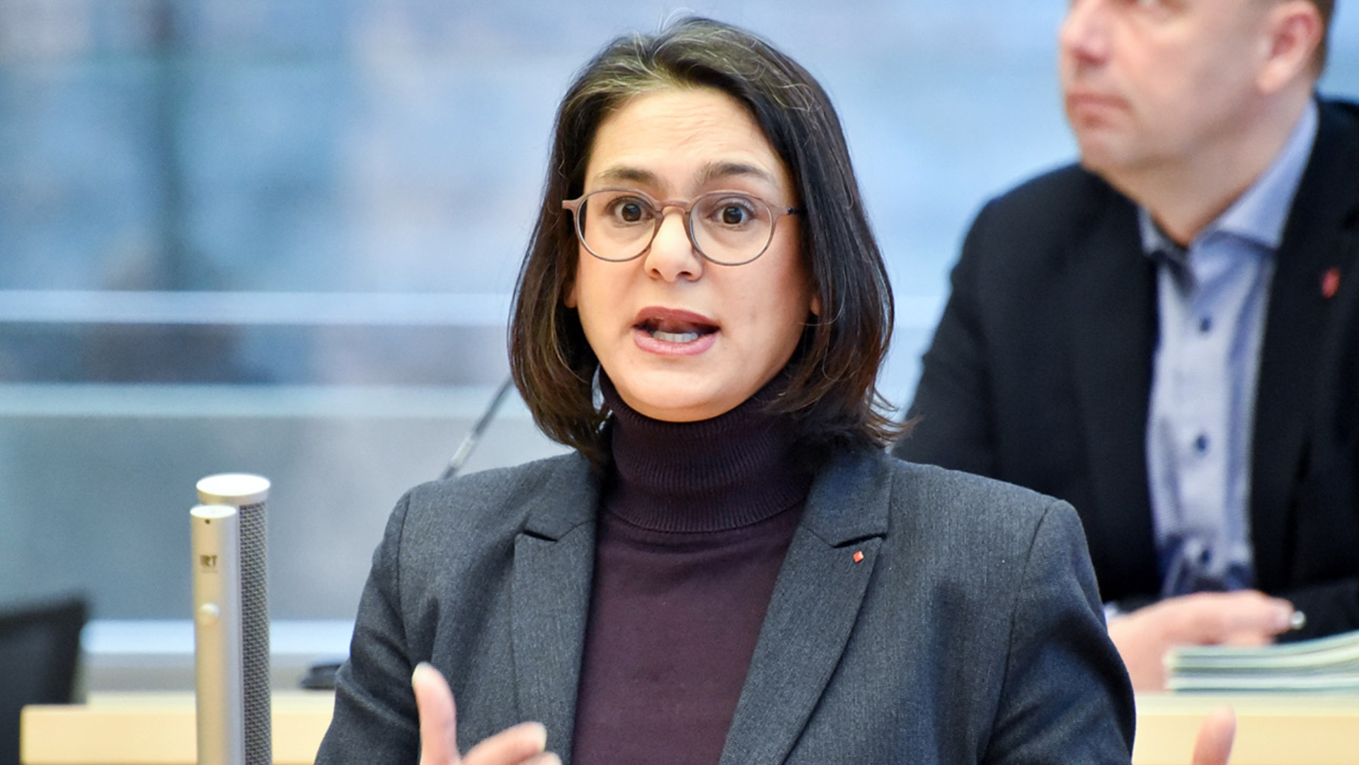 Die SPD-AbgeordneteSerpil Midyatli hält eine Rede im Plenarsaal des Landtages.