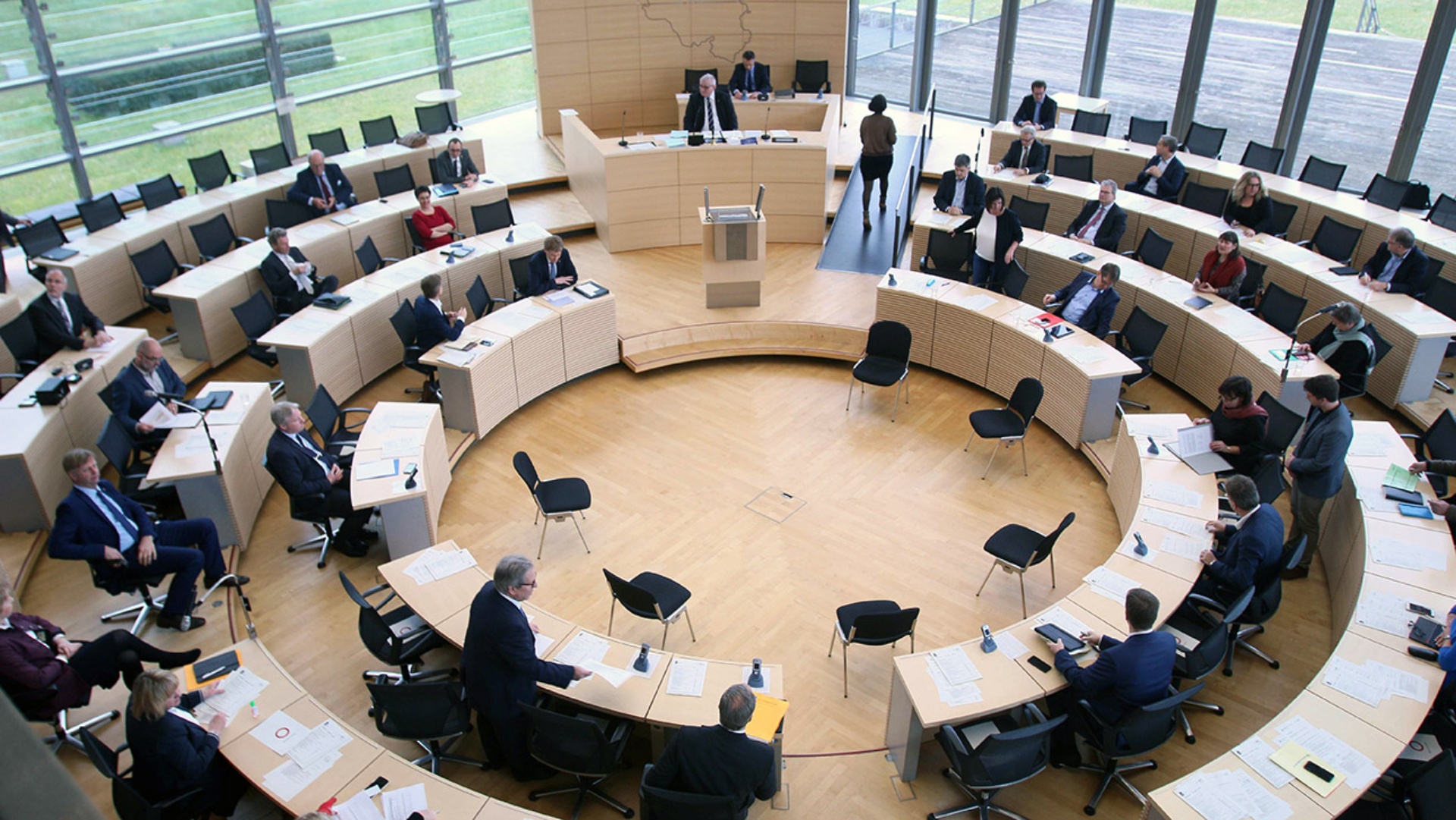 Wegen der Corona-Pandemie ist im Plenarsaal nur jeder zweite Platz belegt.