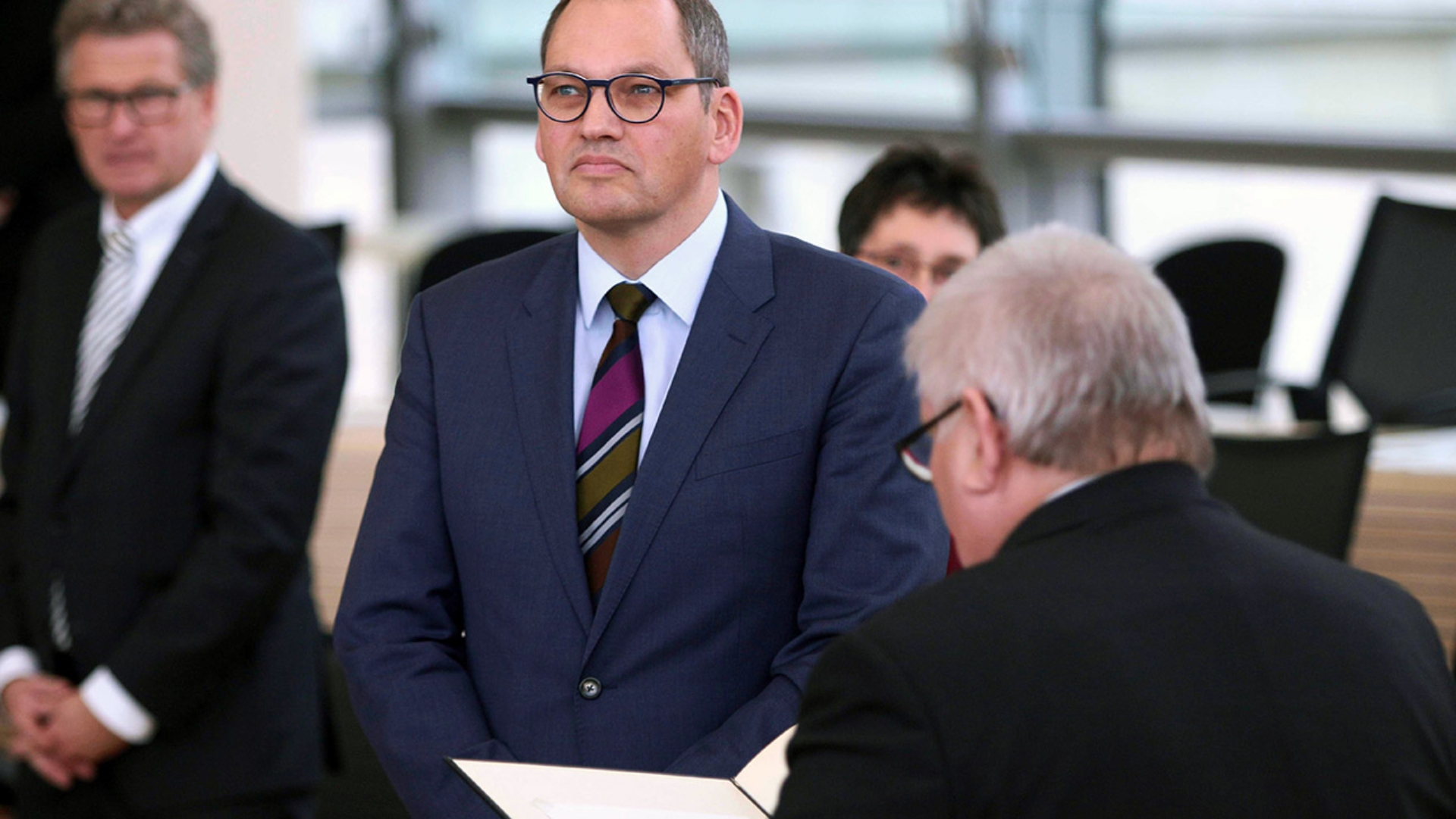 Der Vizepräsident des Landesverfassungsgerichts Christoph Brüning wird von Landtagspräsident Schlie im Plenarsaal vereidigt.