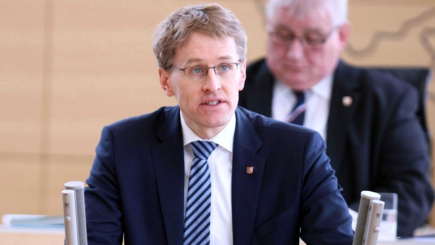 Ministerpräsident Daniel Günther (CDU) hält eine Rede im Plenarsaal des Schleswig-Holsteinischen Landtages.