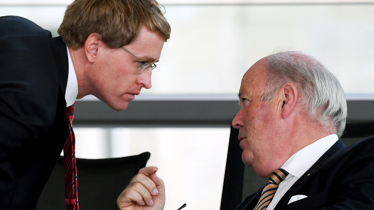 Hans-Joachim Grote und Daniel Günther unterhalten sich im Plenarsaal in den Reihen der Landesregierung.