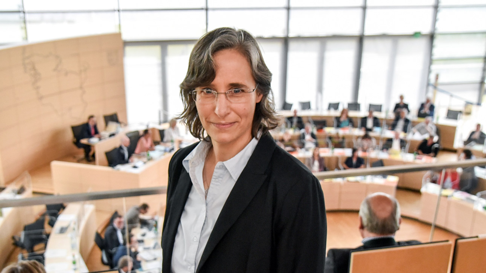 Die wiedergewählte steht auf der Tribüne des Kieler Landtages. im Hintergrund ist der Plenarsaal zu sehen.