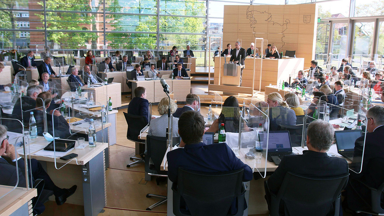 Geschützt vor möglichen Infektionen durch Acryl-Glasscheiben tagt das Plenum im Plenarsaal.