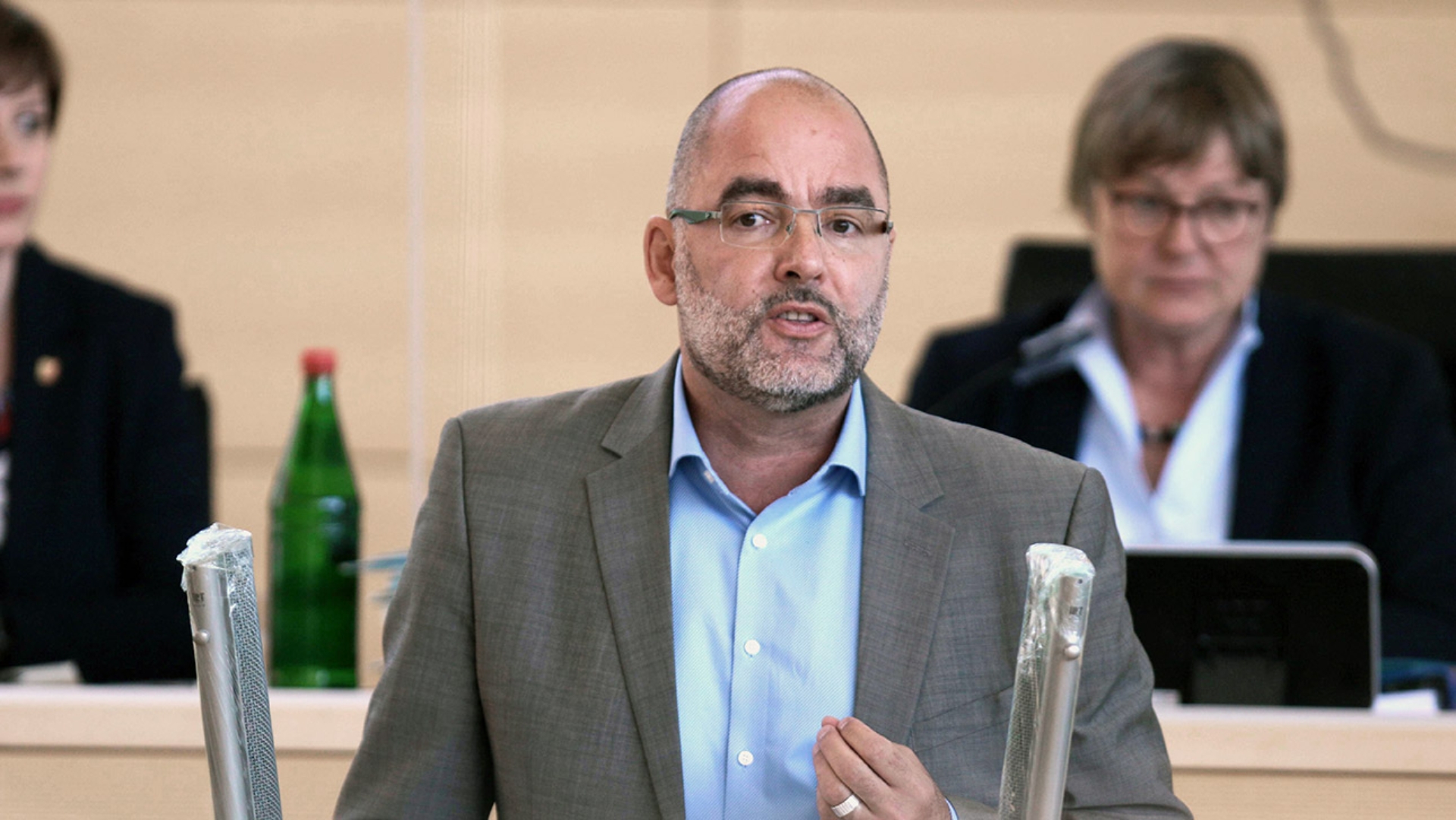 Der AfD-Abgeordnete Claus Schaffer hält eine Rede im Plenarsaal des Schleswig-Holsteinischen Landtages.