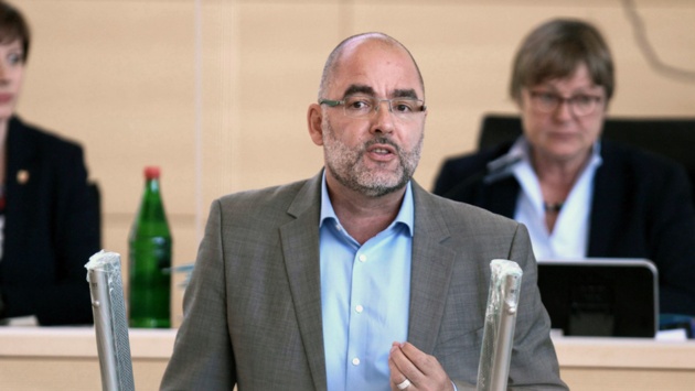 Der AfD-Abgeordnete Claus Schaffer hält eine Rede im Plenarsaal des Schleswig-Holsteinischen Landtages.