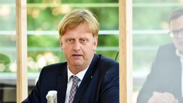 Der CDU-Abgeordnete Heiner Rickers hält eine Rede im Plenarsaal des Kieler Landtages.