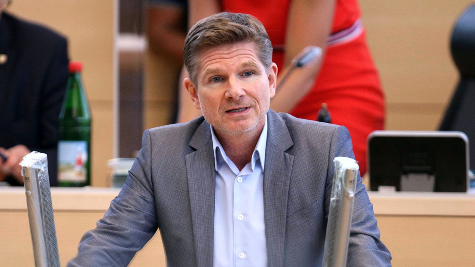 Schleswig-Holsteins Gesundheitsminister Heiner Garg (FDP) hält eine Rede im Plenarsaal des Kieler Landtages.