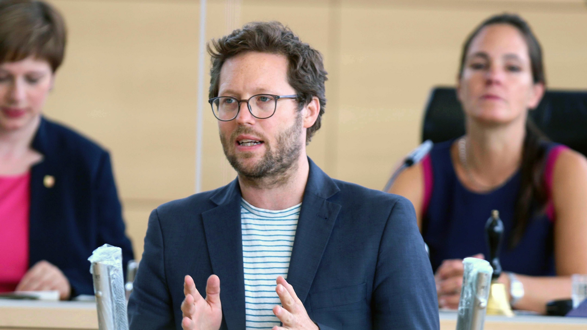 Umweltminister Jan Philipp Albrecht hält eine Rede im Plenarsaal des Schleswig-Holsteinischen Landtages.