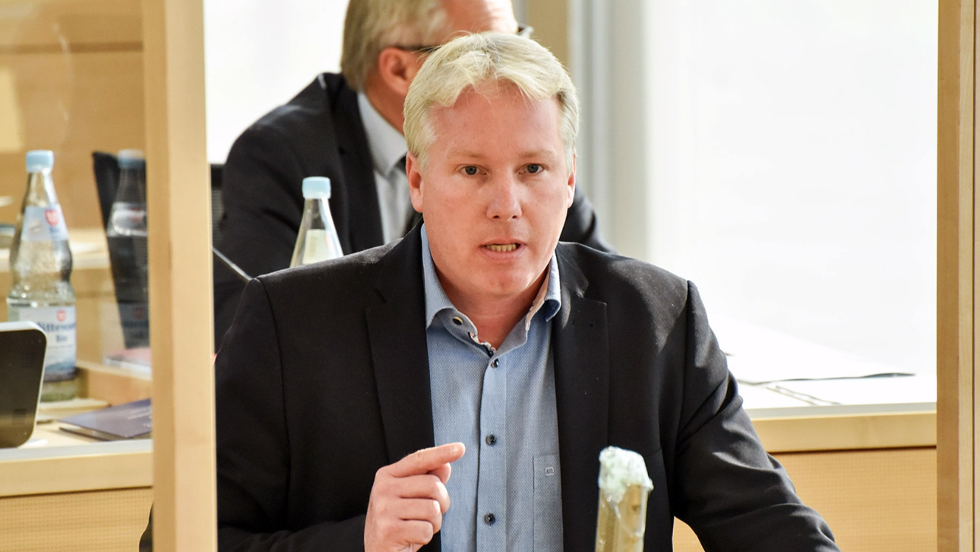 Der AfD-Fraktionsvorsitzende Jörg Nobis hält eine Rede im Plenarsaaal des Schleswig-Holsteinischen Landtages.